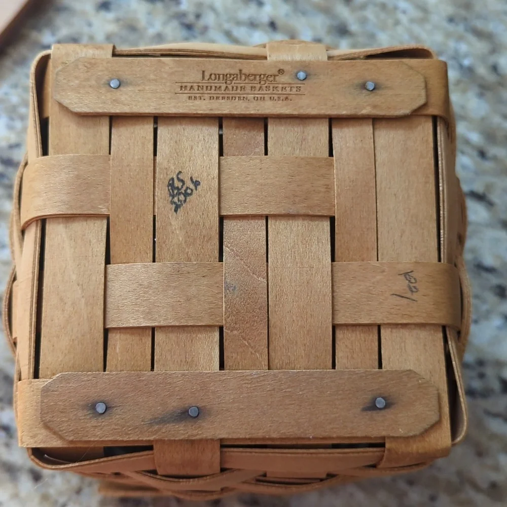 Longaberger Tissue Box With Lid - Picture 3 of 10